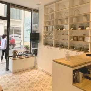 Vue intérieure de la boutique vers l'extérieur, rue du Roi de  Sicile